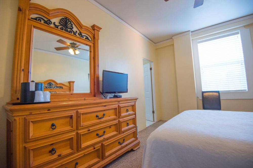 Deluxe Queen Room interior